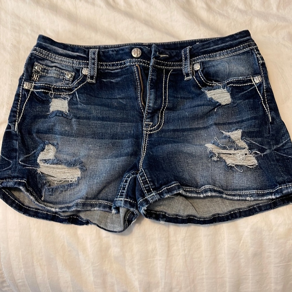 Excellent condition Miss Me Shorts from Buckle size 32 (14)